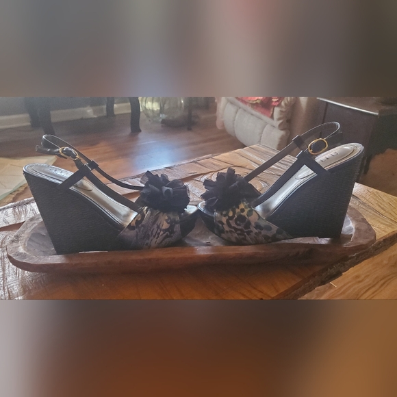 Elegant Black, Blue, and White Wedge Sandals - Picture 4 of 10